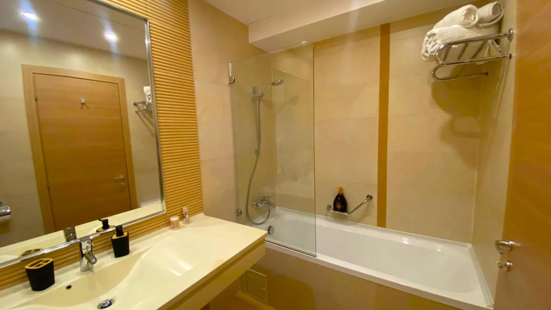 Yamaluxe Apartments - Modern & Spacious With Beautifull View Bucharest Romania
